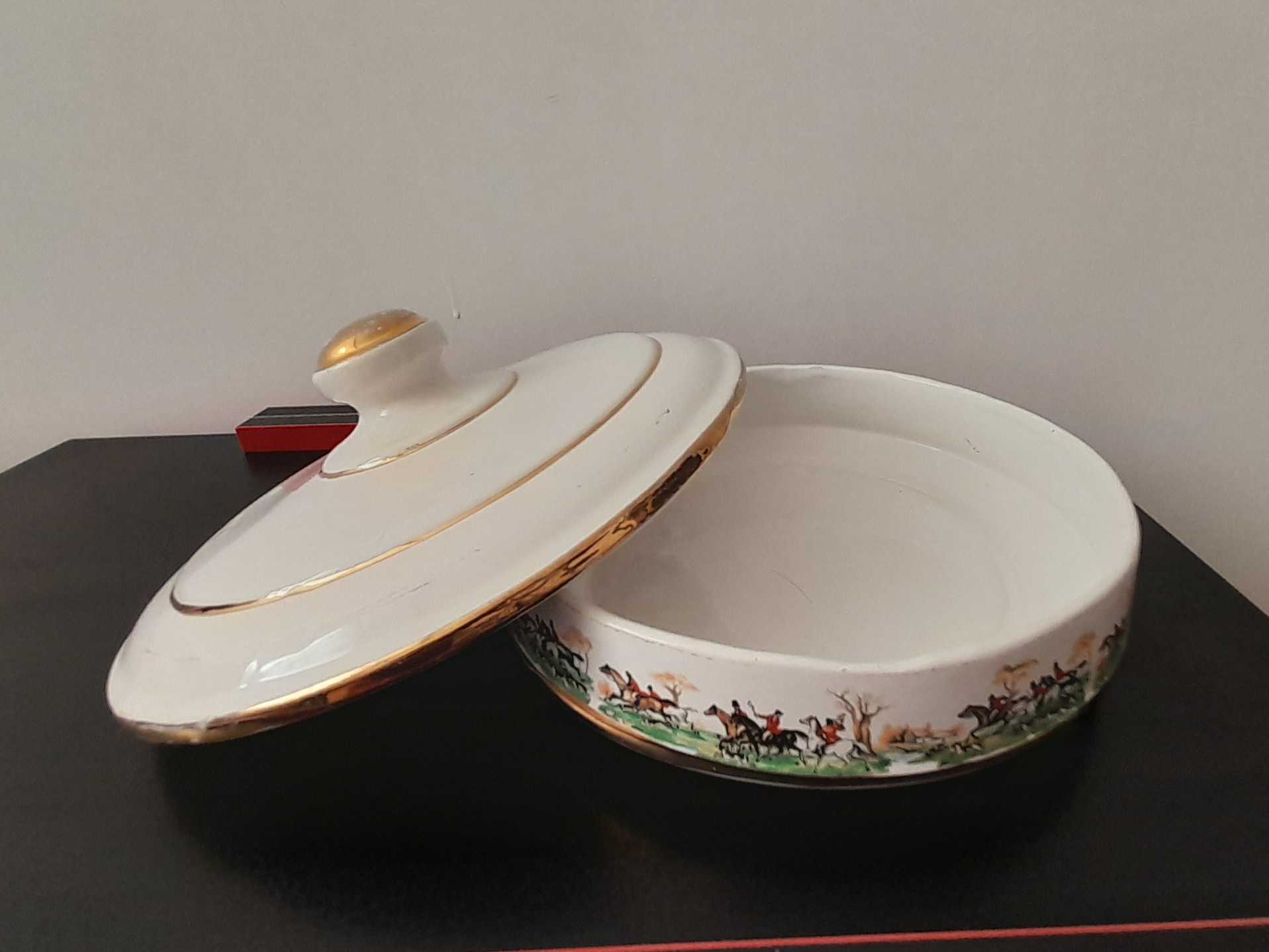 ظرف سرامیکی باقلوا خوری قدیمی با طرح شکار روباه.