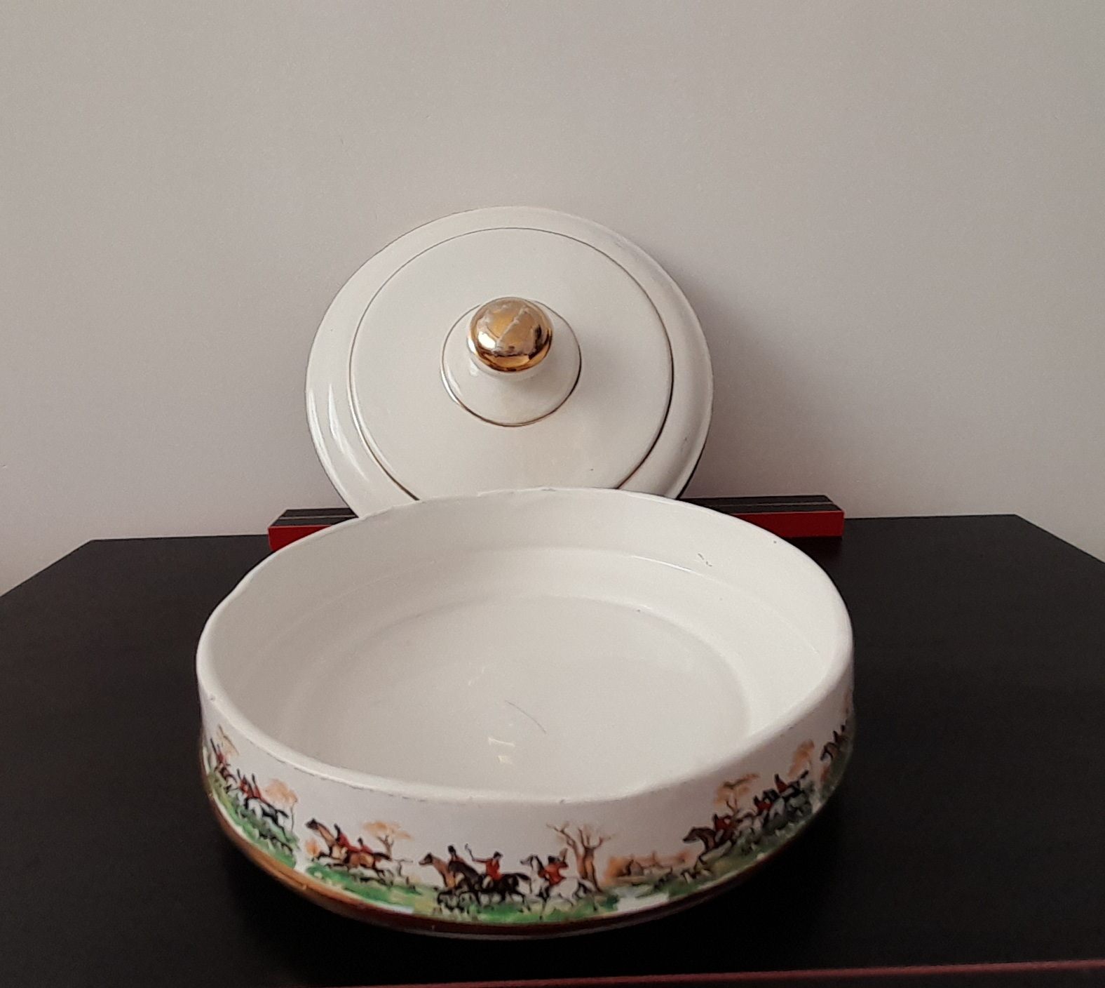 ظرف سرامیکی باقلوا خوری قدیمی با طرح شکار روباه.