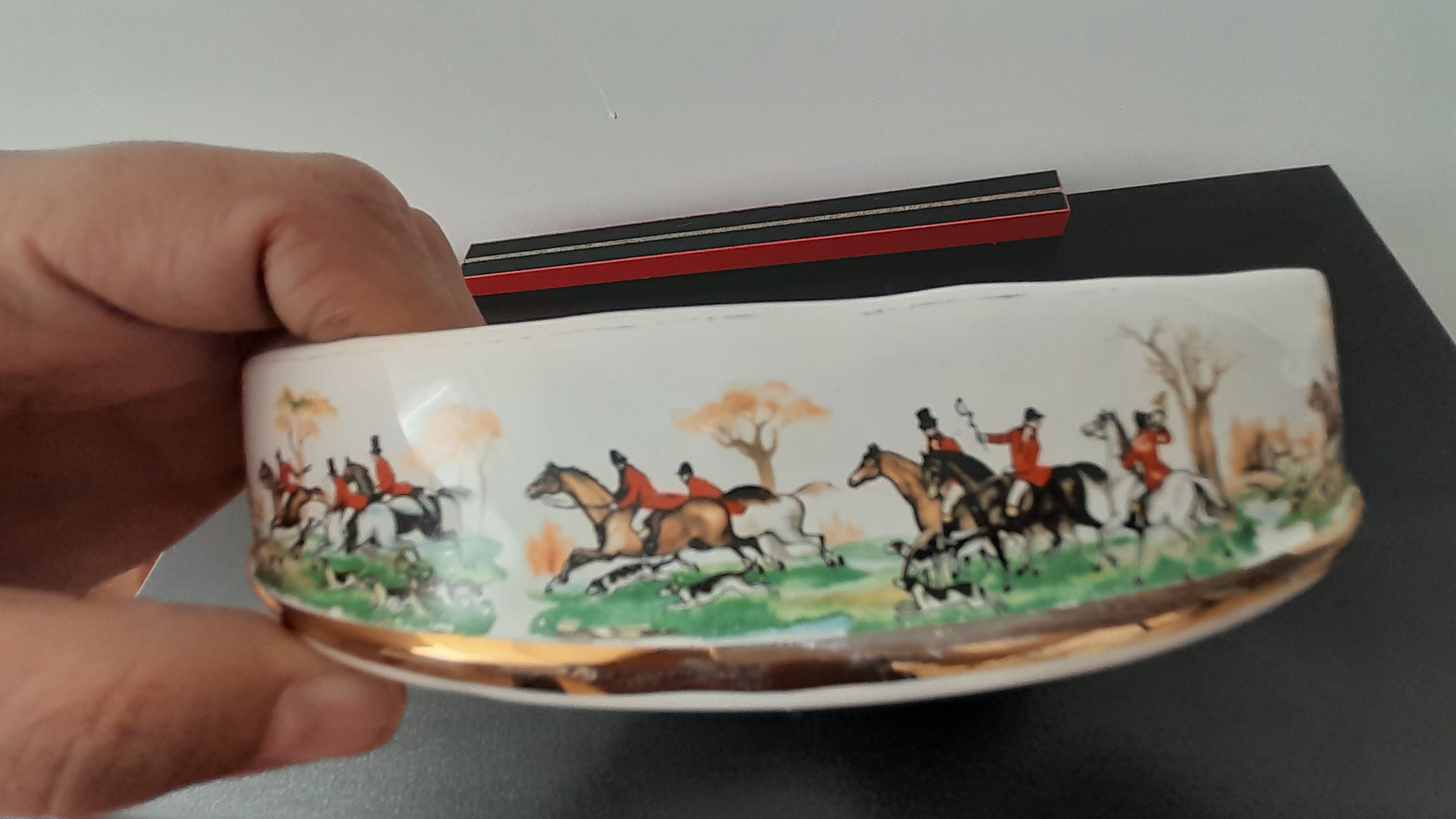 ظرف سرامیکی باقلوا خوری قدیمی با طرح شکار روباه.