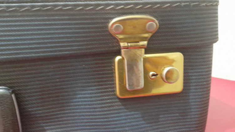 چمدان قدیمی تک نفره با قفل های سالم