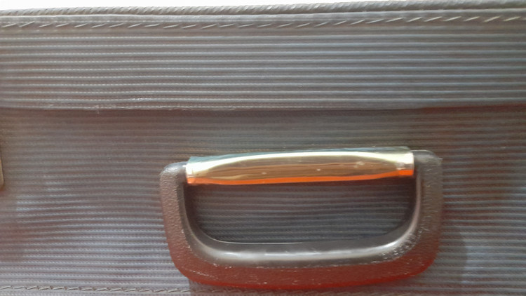 چمدان قدیمی با دسته سالم